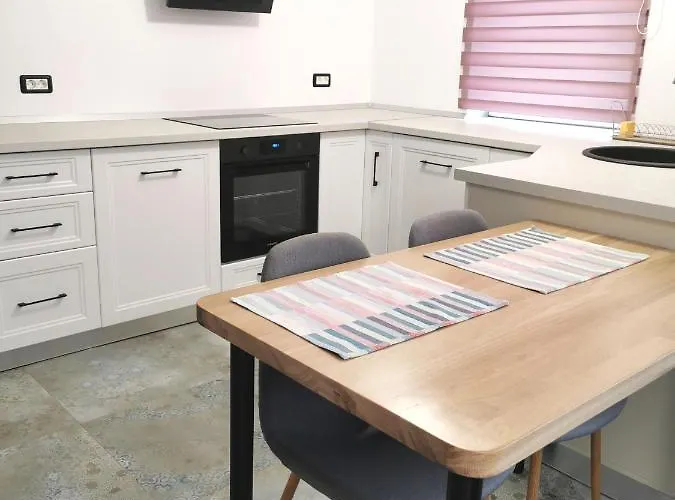 No 11 - Amarilia קונסטנצה