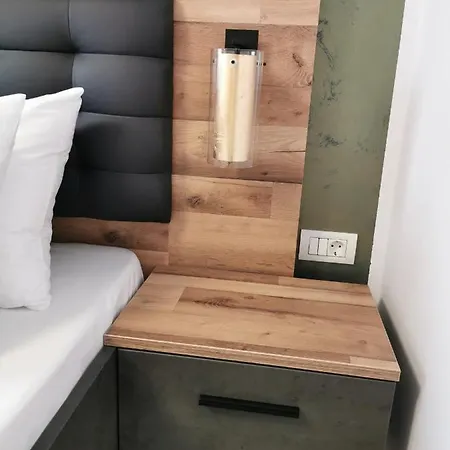 No 11 - Amarilia Констанца